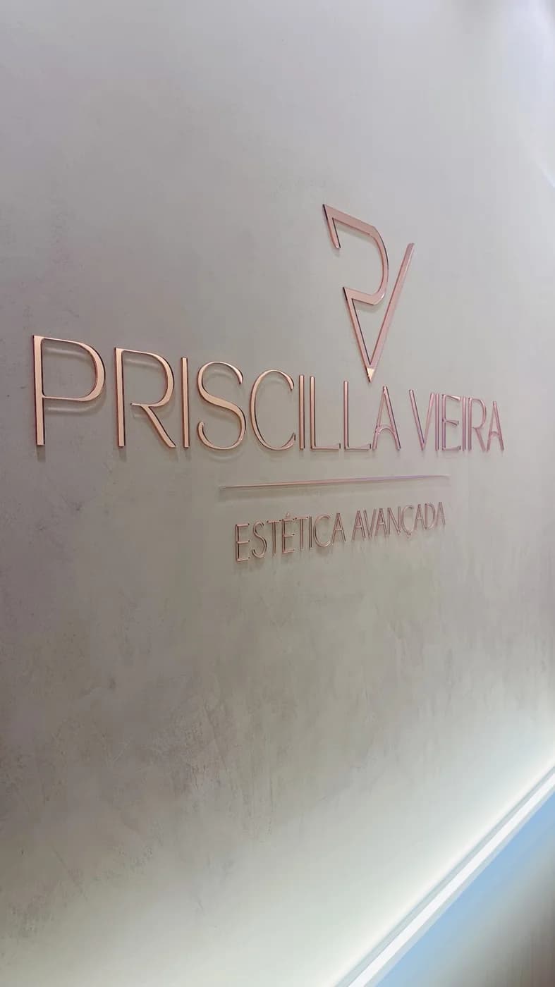 Letreiro Priscilla Vieira Estética Avançada no consultório
