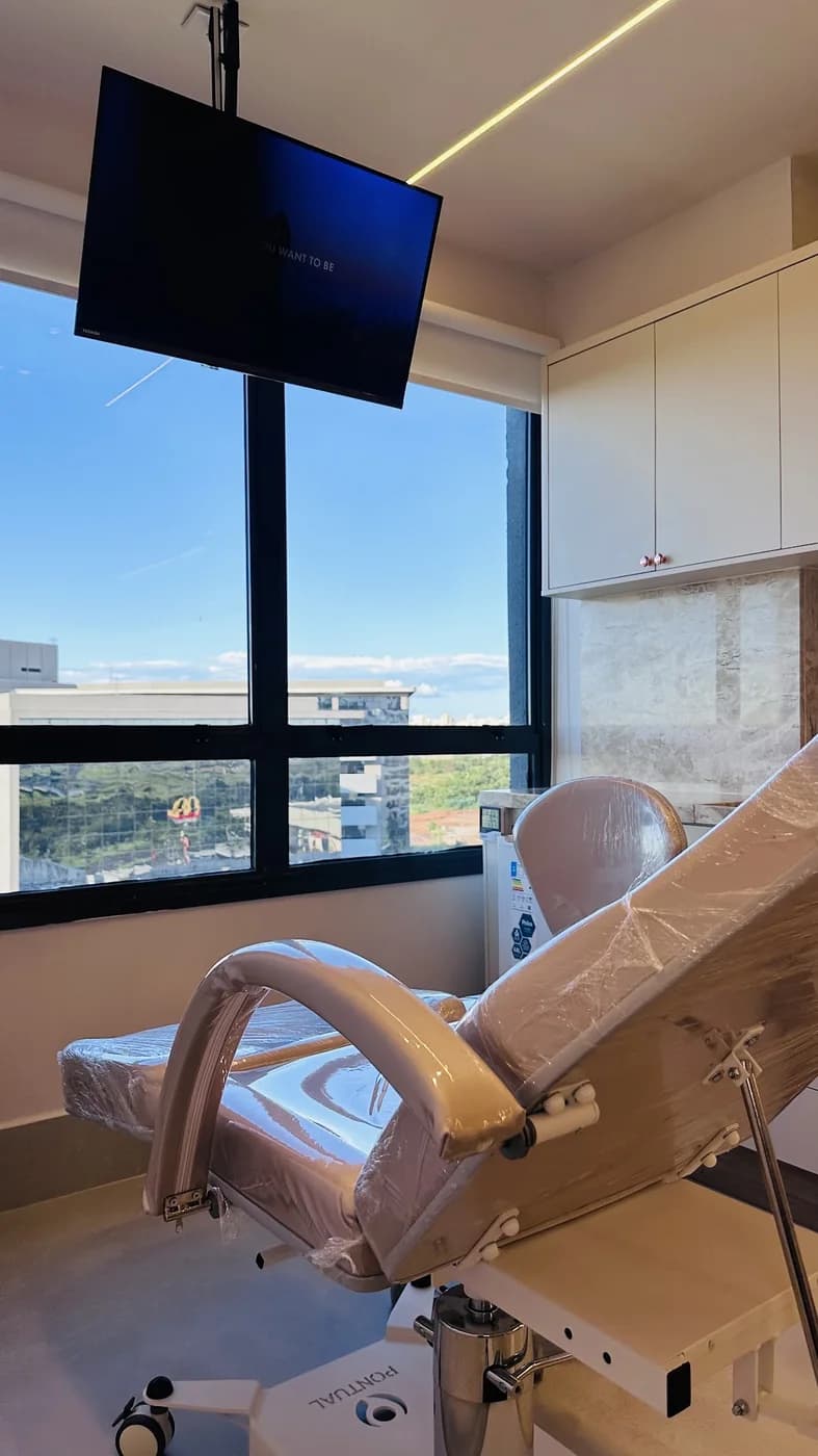 Sala de procedimento com vista para a cidade